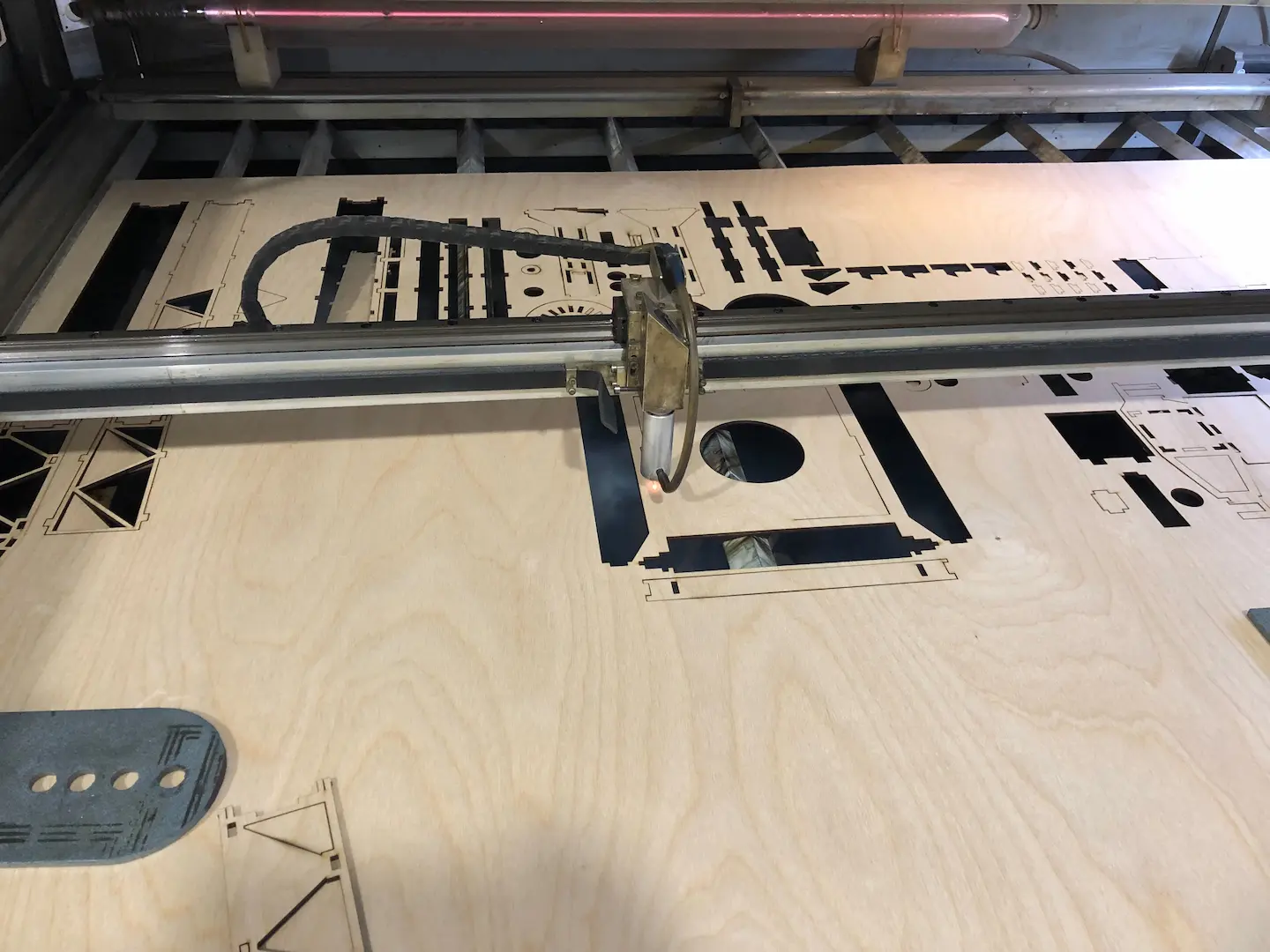 Лазерна різка фанери на верстаті 1500х1000 мм