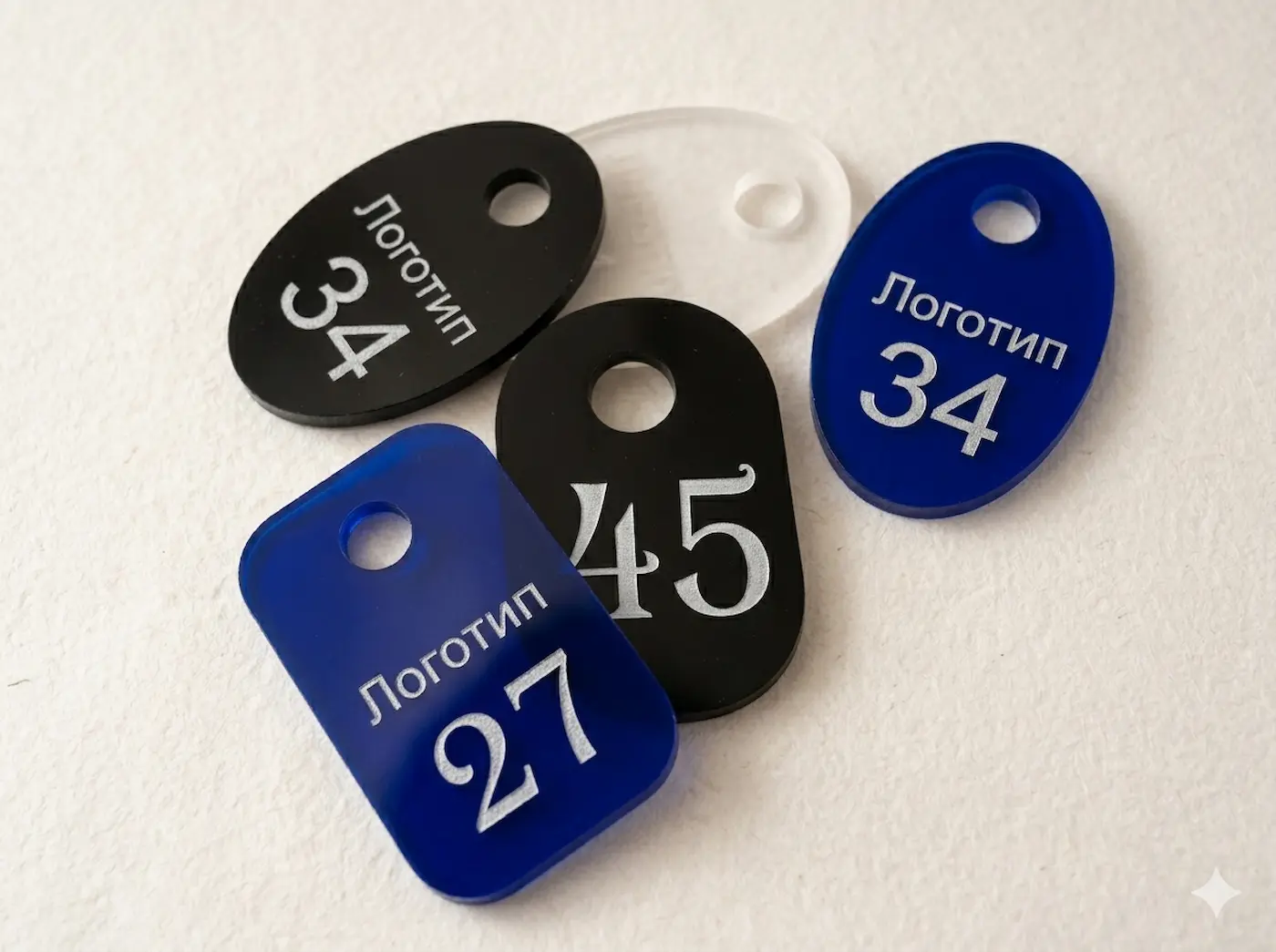 Гардеробні номерки з акрилу та дерева — виготовлення на замовлення